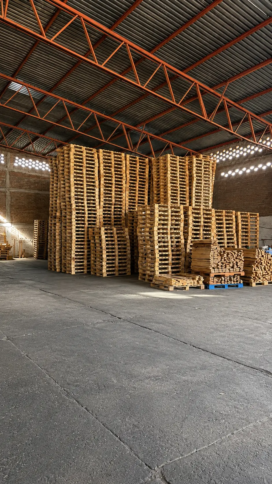 Vista general del área de almacenamiento de pallets en la fábrica